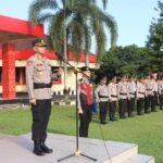 Apel Pagi Senin, Kapolres Banyuasin Tekankan Kedisiplinan dan Pelayanan Humanis   Humas Polres Banyuasin Polda Sumsel   Banyuasin – Dalam upaya memperkuat kedisiplinan serta kesiapan personel dalam memberikan pelayanan terbaik kepada masyarakat, Polres Banyuasin menggelar apel pagi rutin pada hari Senin, 18 Mei 2026. Kegiatan yang berlangsung mulai pukul 08.00 WIB hingga selesai di halaman Mapolres Banyuasin tersebut dipimpin langsung oleh Kapolres Banyuasin, AKBP Risnan Aldino, S.I.K., M.Si.  Seluruh personel Polres Banyuasin yang hadir tampak khidmat mengikuti rangkaian kegiatan. Apel diawali dengan menyanyikan lagu Mars Polri dan Mars Polda Sumatera Selatan, dilanjutkan dengan pengucapan Tribrata, Catur Prasetya, serta Panca Prasetya Korpri. Suasana apel pagi ini berlangsung tertib dan penuh semangat kebersamaan.  Dalam arahannya, Kapolres Banyuasin menyampaikan apresiasi dan ucapan terima kasih yang mendalam kepada seluruh personel atas dedikasi serta pelaksanaan tugas selama ini. AKBP Risnan Aldino juga menekankan beberapa poin penting yang menjadi perhatian utama pimpinan.  “Personel Polri harus taat dan patuh terhadap hukum. Jadilah sosok polri yang diharapkan oleh masyarakat, yaitu yang hadir sebagai pelindung, pengayom, dan pelayan yang humanis,” tegas Kapolres Banyuasin.  Kapolres Banyuasin mengajak seluruh anggota untuk senantiasa melakukan refleksi diri. “Sudahkah kita berbuat baik hari ini? Laksanakan tugas pelayanan kepada masyarakat dengan sebaik-baiknya. Bersyukurlah atas segala nikmat yang diberikan Allah SWT, dan kerjakan semua tugas dengan penuh tanggung jawab dan keikhlasan,” pesannya.  Di antaranya adalah meningkatkan kedisiplinan personel melalui latihan ketepatan waktu, sebagai sarana pengecekan kesiapan fisik dan mental, serta menjadi media efektif untuk penyampaian arahan strategis pimpinan sebelum personel terjun melaksanakan tugas pelayanan masyarakat. Apel pagi juga dinilai mampu menumbuhkan rasa tanggung jawab individu setiap anggota.  Secara keseluruhan, kegiatan apel pagi di Polres Banyuasin berjalan aman, lancar, dan kondusif.