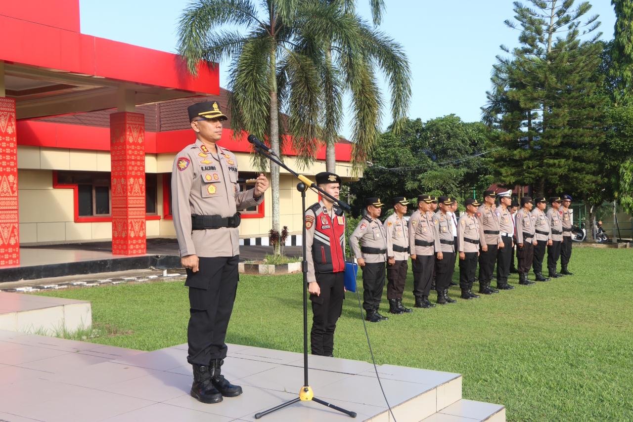 Apel Pagi Senin, Kapolres Banyuasin Tekankan Kedisiplinan dan Pelayanan Humanis Humas Polres Banyuasin Polda Sumsel Banyuasin – Dalam upaya memperkuat kedisiplinan serta kesiapan personel dalam memberikan pelayanan terbaik kepada masyarakat, Polres Banyuasin menggelar apel pagi rutin pada hari Senin, 18 Mei 2026. Kegiatan yang berlangsung mulai pukul 08.00 WIB hingga selesai di halaman Mapolres Banyuasin tersebut dipimpin langsung oleh Kapolres Banyuasin, AKBP Risnan Aldino, S.I.K., M.Si. Seluruh personel Polres Banyuasin yang hadir tampak khidmat mengikuti rangkaian kegiatan. Apel diawali dengan menyanyikan lagu Mars Polri dan Mars Polda Sumatera Selatan, dilanjutkan dengan pengucapan Tribrata, Catur Prasetya, serta Panca Prasetya Korpri. Suasana apel pagi ini berlangsung tertib dan penuh semangat kebersamaan. Dalam arahannya, Kapolres Banyuasin menyampaikan apresiasi dan ucapan terima kasih yang mendalam kepada seluruh personel atas dedikasi serta pelaksanaan tugas selama ini. AKBP Risnan Aldino juga menekankan beberapa poin penting yang menjadi perhatian utama pimpinan. “Personel Polri harus taat dan patuh terhadap hukum. Jadilah sosok polri yang diharapkan oleh masyarakat, yaitu yang hadir sebagai pelindung, pengayom, dan pelayan yang humanis,” tegas Kapolres Banyuasin. Kapolres Banyuasin mengajak seluruh anggota untuk senantiasa melakukan refleksi diri. “Sudahkah kita berbuat baik hari ini? Laksanakan tugas pelayanan kepada masyarakat dengan sebaik-baiknya. Bersyukurlah atas segala nikmat yang diberikan Allah SWT, dan kerjakan semua tugas dengan penuh tanggung jawab dan keikhlasan,” pesannya. Di antaranya adalah meningkatkan kedisiplinan personel melalui latihan ketepatan waktu, sebagai sarana pengecekan kesiapan fisik dan mental, serta menjadi media efektif untuk penyampaian arahan strategis pimpinan sebelum personel terjun melaksanakan tugas pelayanan masyarakat. Apel pagi juga dinilai mampu menumbuhkan rasa tanggung jawab individu setiap anggota. Secara keseluruhan, kegiatan apel pagi di Polres Banyuasin berjalan aman, lancar, dan kondusif.