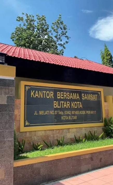 Masuk Area Parkir Langsung Dihampiri Calo, Publik Soroti Pengawasan di Samsat Blitar Kota