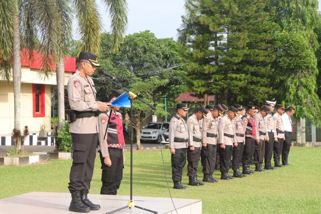 Dukung Swasembada Pangan Nasional, Bhabinkamtibmas Talang Kelapa Gerakkan Warga Air Batu   Humas Polres Banyuasin Polda Sumsel   Banyuasin – Dalam upaya mendukung program strategis pemerintah di bidang ketahanan pangan, Bhabinkamtibmas Polsek Talang Kelapa, AIPTU Rudi Santoso, menggelar kegiatan himbauan dan penggerakan masyarakat di Kelurahan Air Batu, Kecamatan Talang Kelapa, Kabupaten Banyuasin, pada Selasa (2/6/2026).  Kegiatan yang berlangsung mulai pukul 13.00 WIB hingga selesai tersebut difokuskan pada sosialisasi Program P2B (Pangan, Protein, dan Biogas) yang dicanangkan sebagai bagian dari dukungan terhadap Program Presiden RI menuju Swasembada Pangan Nasional.  AIPTU Rudi Santoso terlihat aktif berinteraksi dengan warga setempat, menghimbau serta mengajak partisipasi aktif masyarakat dalam mensukseskan program tersebut. Beliau menekankan bahwa keberhasilan swasembada pangan tidak hanya bergantung pada pemerintah dan aparat keamanan, tetapi juga membutuhkan peran serta seluruh lapisan masyarakat dari tingkat bawah.  “Ketahanan pangan adalah tanggung jawab kita bersama. Melalui program P2B, kita bisa mulai dari lingkungan sendiri, memanfaatkan lahan pekarangan, dan mengelola sumber daya lokal untuk kemandirian pangan,” ujar AIPTU Rudi Santoso.  Sepanjang kegiatan berlangsung, situasi di lokasi terpantau aman, tertib, dan kondusif. Masyarakat tampak antusias menerima sosialisasi yang disampaikan dengan pendekatan humanis oleh Bhabinkamtibmas.  Kapolsek Talang Kelapa menyampaikan kepada Kapolres Banyuasin menyampaikan bahwa kegiatan ini merupakan wujud nyata kepolisian yang tidak hanya menjaga keamanan, tetapi juga hadir sebagai mitra strategis masyarakat dalam mendukung program pembangunan nasional.