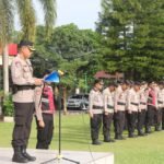 Dukung Swasembada Pangan Nasional, Bhabinkamtibmas Talang Kelapa Gerakkan Warga Air Batu   Humas Polres Banyuasin Polda Sumsel   Banyuasin – Dalam upaya mendukung program strategis pemerintah di bidang ketahanan pangan, Bhabinkamtibmas Polsek Talang Kelapa, AIPTU Rudi Santoso, menggelar kegiatan himbauan dan penggerakan masyarakat di Kelurahan Air Batu, Kecamatan Talang Kelapa, Kabupaten Banyuasin, pada Selasa (2/6/2026).  Kegiatan yang berlangsung mulai pukul 13.00 WIB hingga selesai tersebut difokuskan pada sosialisasi Program P2B (Pangan, Protein, dan Biogas) yang dicanangkan sebagai bagian dari dukungan terhadap Program Presiden RI menuju Swasembada Pangan Nasional.  AIPTU Rudi Santoso terlihat aktif berinteraksi dengan warga setempat, menghimbau serta mengajak partisipasi aktif masyarakat dalam mensukseskan program tersebut. Beliau menekankan bahwa keberhasilan swasembada pangan tidak hanya bergantung pada pemerintah dan aparat keamanan, tetapi juga membutuhkan peran serta seluruh lapisan masyarakat dari tingkat bawah.  “Ketahanan pangan adalah tanggung jawab kita bersama. Melalui program P2B, kita bisa mulai dari lingkungan sendiri, memanfaatkan lahan pekarangan, dan mengelola sumber daya lokal untuk kemandirian pangan,” ujar AIPTU Rudi Santoso.  Sepanjang kegiatan berlangsung, situasi di lokasi terpantau aman, tertib, dan kondusif. Masyarakat tampak antusias menerima sosialisasi yang disampaikan dengan pendekatan humanis oleh Bhabinkamtibmas.  Kapolsek Talang Kelapa menyampaikan kepada Kapolres Banyuasin menyampaikan bahwa kegiatan ini merupakan wujud nyata kepolisian yang tidak hanya menjaga keamanan, tetapi juga hadir sebagai mitra strategis masyarakat dalam mendukung program pembangunan nasional.