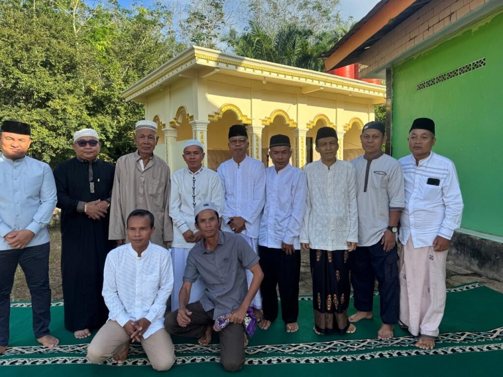 Semangat Pengorbanan dan Persatuan Menyala di Shalat Idul Adha Masjid Istiqomah Desa Petaling BANYUASIN – Suasana penuh kekhidmatan, kebahagiaan, dan semangat berbagi menyelimuti halaman Masjid Istiqomah, Desa Petaling, Kecamatan Banyuasin III, Kabupaten Banyuasin, pada hari Selasa (26/05/2026). Ratusan jemaah dari berbagai kalangan berkumpul untuk melaksanakan Shalat Idul Adha 1447 Hijriah, hari raya yang memuliakan nilai pengorbanan, ketaatan, dan persaudaraan sesama umat Islam. Kegiatan diawali dengan rangkaian sambutan yang meneguhkan makna mendasar peringatan Idul Adha. Sebagai pembicara pertama, Darwin Nawawi selaku Pengurus Masjid Istiqomah menyampaikan rasa syukur atas terlaksananya kegiatan dengan tertib dan aman. Ia mengingatkan jemaah bahwa keberadaan masjid adalah pusat persatuan dan sarana memperkuat iman, sebagaimana teladan Nabi Ibrahim AS yang mengutamakan ketaatan kepada Allah di atas segalanya. “Idul Adha bukan hanya hari berkumpul dan berpakaian rapi, tetapi hari di mana kita diingatkan untuk berani berkorban, baik itu mengorbankan harta, waktu, maupun keinginan diri sendiri demi kebaikan bersama dan keridhaan Allah SWT,” ujar Darwin Nawawi di hadapan jemaah. Selanjutnya, sambutan disampaikan oleh perwakilan Pemerintah Desa Petaling, Rudi Hartono (Kepala Dusun 2). Dalam pesannya, ia mengapresiasi kekompakan warga dan pihak pengurus masjid dalam menyelenggarakan ibadah besar ini. Menurutnya, semangat kurban harus diterjemahkan dalam kehidupan bermasyarakat melalui sikap saling tolong-menolong, menjaga kerukunan, dan mempererat hubungan antarwarga tanpa memandang perbedaan. “Pemerintah Desa sangat mendukung kegiatan yang membangun persatuan ini. Semoga semangat berbagi yang diajarkan Idul Adha menjadikan Desa Petaling semakin damai, aman, dan sejahtera,” tegas Rudi Hartono. Pembicara ketiga, Nazarudin selaku Pimpinan Ranting Muhammadiyah setempat, menekankan makna mendalam Idul Adha sebagai Hari Raya Haji dan Kurban. Ia mengajak seluruh jemaah meneladani keteguhan hati Nabi Ibrahim dan Nabi Ismail AS, yang patuh dan pasrah sepenuhnya kepada perintah Allah. Menurutnya, pengorbanan sejati tercermin ketika kita mampu mengendalikan hawa nafsu dan berbagi rezeki dengan mereka yang kurang beruntung. “Kurban adalah bukti ketakwaan. Daging dan darah hewan kurban tidak sampai kepada Allah, namun yang sampai adalah ketakwaan kita. Mari jadikan momen ini titik tolak untuk semakin peduli pada sesama dan berbakti pada agama serta bangsa,” pesan Nazarudin. Setelah rangkaian sambutan selesai, acara inti dilaksanakan. Shalat Idul Adha dipimpin langsung oleh Darwin Nawawi sebagai Imam, yang diikuti dengan khutbah yang disampaikan oleh Mihardi Sapri. Dalam khutbahnya, Mihardi Sapri menguraikan secara rinci kisah perjuangan Nabi Ibrahim AS, makna ibadah haji, serta esensi berkurban sebagai wujud syukur atas nikmat yang telah Allah berikan. Ia juga mengingatkan agar nilai-nilai luhur Idul Adha senantiasa diterapkan dalam kehidupan sehari-hari, baik di lingkungan keluarga, masyarakat, maupun dalam bermasyarakat. Setelah seluruh rangkaian ibadah selesai, suasana haru dan hangat terlihat jelas saat seluruh jemaah bersalaman, bersilaturahmi, dan saling bermaaf-maafan. Kebersamaan ini menjadi bukti nyata bahwa di Desa Petaling, nilai persaudaraan dan persatuan tetap terjaga kokoh di bawah naungan iman dan takwa. Pelaksanaan Shalat Idul Adha di Masjid Istiqomah berjalan dengan tertib, aman, dan lancar hingga selesai, membawa pesan kuat: bahwa Idul Adha adalah momentum untuk terus berbakti, berkorban, dan berbagi kebahagiaan dengan sesama. Pewarta Nazarudin