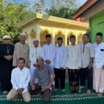 Semangat Pengorbanan dan Persatuan Menyala di Shalat Idul Adha Masjid Istiqomah Desa Petaling   BANYUASIN – Suasana penuh kekhidmatan, kebahagiaan, dan semangat berbagi menyelimuti halaman Masjid Istiqomah, Desa Petaling, Kecamatan Banyuasin III, Kabupaten Banyuasin, pada hari Selasa (26/05/2026). Ratusan jemaah dari berbagai kalangan berkumpul untuk melaksanakan Shalat Idul Adha 1447 Hijriah, hari raya yang memuliakan nilai pengorbanan, ketaatan, dan persaudaraan sesama umat Islam.   Kegiatan diawali dengan rangkaian sambutan yang meneguhkan makna mendasar peringatan Idul Adha. Sebagai pembicara pertama, Darwin Nawawi selaku Pengurus Masjid Istiqomah menyampaikan rasa syukur atas terlaksananya kegiatan dengan tertib dan aman. Ia mengingatkan jemaah bahwa keberadaan masjid adalah pusat persatuan dan sarana memperkuat iman, sebagaimana teladan Nabi Ibrahim AS yang mengutamakan ketaatan kepada Allah di atas segalanya.   “Idul Adha bukan hanya hari berkumpul dan berpakaian rapi, tetapi hari di mana kita diingatkan untuk berani berkorban, baik itu mengorbankan harta, waktu, maupun keinginan diri sendiri demi kebaikan bersama dan keridhaan Allah SWT,” ujar Darwin Nawawi di hadapan jemaah.   Selanjutnya, sambutan disampaikan oleh perwakilan Pemerintah Desa Petaling, Rudi Hartono (Kepala Dusun 2). Dalam pesannya, ia mengapresiasi kekompakan warga dan pihak pengurus masjid dalam menyelenggarakan ibadah besar ini. Menurutnya, semangat kurban harus diterjemahkan dalam kehidupan bermasyarakat melalui sikap saling tolong-menolong, menjaga kerukunan, dan mempererat hubungan antarwarga tanpa memandang perbedaan.   “Pemerintah Desa sangat mendukung kegiatan yang membangun persatuan ini. Semoga semangat berbagi yang diajarkan Idul Adha menjadikan Desa Petaling semakin damai, aman, dan sejahtera,” tegas Rudi Hartono.   Pembicara ketiga, Nazarudin selaku Pimpinan Ranting Muhammadiyah setempat, menekankan makna mendalam Idul Adha sebagai Hari Raya Haji dan Kurban. Ia mengajak seluruh jemaah meneladani keteguhan hati Nabi Ibrahim dan Nabi Ismail AS, yang patuh dan pasrah sepenuhnya kepada perintah Allah. Menurutnya, pengorbanan sejati tercermin ketika kita mampu mengendalikan hawa nafsu dan berbagi rezeki dengan mereka yang kurang beruntung.   “Kurban adalah bukti ketakwaan. Daging dan darah hewan kurban tidak sampai kepada Allah, namun yang sampai adalah ketakwaan kita. Mari jadikan momen ini titik tolak untuk semakin peduli pada sesama dan berbakti pada agama serta bangsa,” pesan Nazarudin.   Setelah rangkaian sambutan selesai, acara inti dilaksanakan. Shalat Idul Adha dipimpin langsung oleh Darwin Nawawi sebagai Imam, yang diikuti dengan khutbah yang disampaikan oleh Mihardi Sapri. Dalam khutbahnya, Mihardi Sapri menguraikan secara rinci kisah perjuangan Nabi Ibrahim AS, makna ibadah haji, serta esensi berkurban sebagai wujud syukur atas nikmat yang telah Allah berikan. Ia juga mengingatkan agar nilai-nilai luhur Idul Adha senantiasa diterapkan dalam kehidupan sehari-hari, baik di lingkungan keluarga, masyarakat, maupun dalam bermasyarakat.   Setelah seluruh rangkaian ibadah selesai, suasana haru dan hangat terlihat jelas saat seluruh jemaah bersalaman, bersilaturahmi, dan saling bermaaf-maafan. Kebersamaan ini menjadi bukti nyata bahwa di Desa Petaling, nilai persaudaraan dan persatuan tetap terjaga kokoh di bawah naungan iman dan takwa.   Pelaksanaan Shalat Idul Adha di Masjid Istiqomah berjalan dengan tertib, aman, dan lancar hingga selesai, membawa pesan kuat: bahwa Idul Adha adalah momentum untuk terus berbakti, berkorban, dan berbagi kebahagiaan dengan sesama.  Pewarta Nazarudin