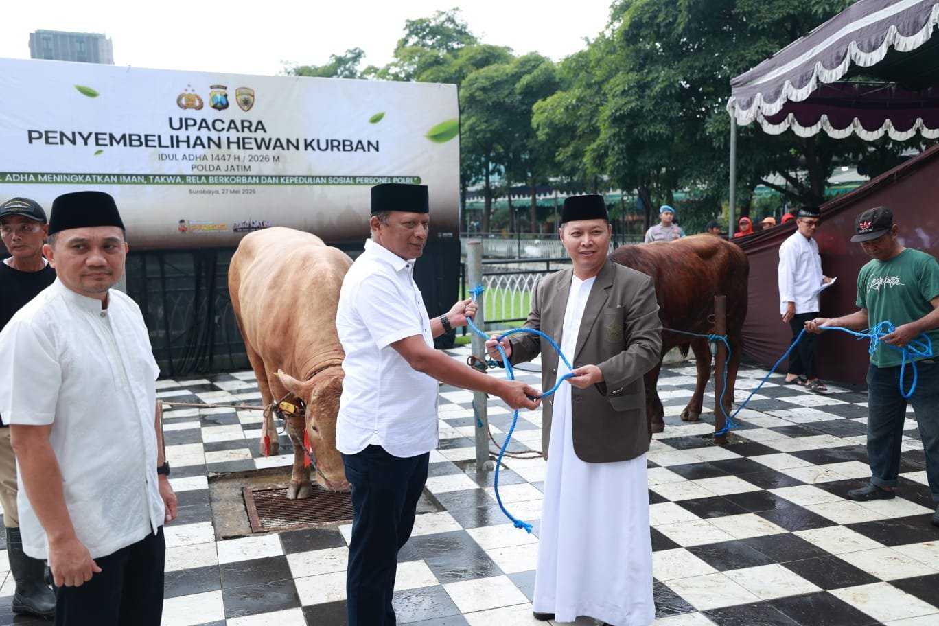 Iduladha 1447 H Polda Jatim Salurkan Ratusan Hewan Kurban untuk Masyarakat