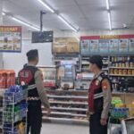 *PATROLI MALAM SAT SAMAPTA POLRES BANYUASIN BERJALAN LANCAR, KONDUSIFITAS KAMTIBMAS TERJAGA*   Humas Polres Banyuasin Polda Sumsel    *Banyuasin* – Satuan Samapta (Sat Samapta) Polres Banyuasin melaksanakan serangkaian kegiatan patroli skala besar selama 12 jam, mulai dari Kamis (28/5) pukul 20.00 WIB hingga Jumat (29/5) pukul 08.00 WIB. Kegiatan ini dilandasi oleh Undang-Undang Kepolisian Nomor 2 Tahun 2002 serta Perkapbaharkam Nomor 1 Tahun 2017 tentang patroli, dengan tujuan utama memastikan keamanan dan ketertiban masyarakat (Kamtibmas) tetap kondusif di seluruh wilayah hukum Kabupaten Banyuasin.  Kasat Samapta Polres Banyuasin menegaskan bahwa kegiatan malam itu terbagi dalam tiga pola patroli utama. Pertama, Patroli Harkamtibmas yang digelar pukul 20.00-22.00 WIB. Kedua, Patroli Bedalu pada pukul 22.00-00.00 WIB. Ketiga, Patroli Presisi dan Patroli Beat yang menyasar sejumlah titik rawan, termasuk Jalintim Banyuasin, kawasan Alun-alun Kota, serta Simpang Tugu Larangan hingga selesai.  Sepanjang patroli, personel Sat Samapta tidak hanya fokus pada antisipasi kejahatan 3C (Curat, Curas, Curanmor), tetapi juga aktif memberikan himbauan dan pelayanan langsung kepada masyarakat. Kehadiran petugas di ruas jalan dan titik keramaian dinilai berhasil menciptakan rasa aman serta mencegah potensi kemacetan dan gangguan keamanan lainnya.   “Kami akan terus hadir di tengah masyarakat untuk memberikan rasa aman, serta memastikan tidak ada celah bagi pelaku kejahatan,” ujar Kasat Samapta.   Hasil yang dicapai selama operasi 12 jam ini sangat memuaskan. Tidak ditemukan adanya kejadian menonjol, tindak pidana, maupun potensi gangguan yang mengancam stabilitas keamanan di Kabupaten Banyuasin. Seluruh rangkaian kegiatan Patroli Harkamtibmas, Patroli Bedalu, dan Patroli Beat berlangsung dalam situasi lancar dan kondusif.   Kesimpulan dari patroli Sat Samapta Polres Banyuasin efektif dalam menjaga keamanan wilayah.