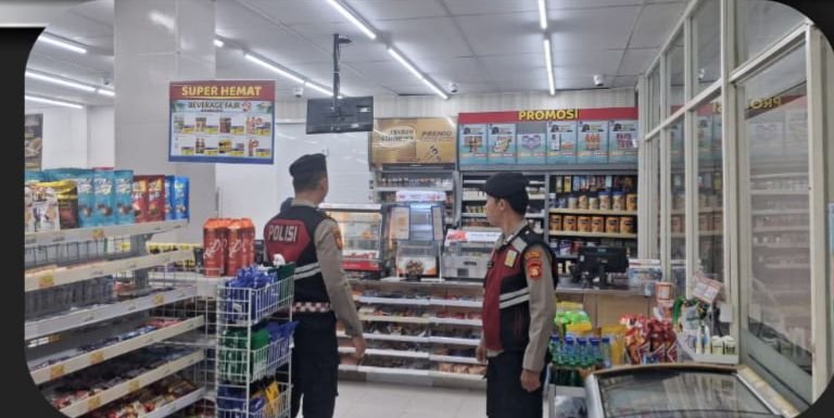 *PATROLI MALAM SAT SAMAPTA POLRES BANYUASIN BERJALAN LANCAR, KONDUSIFITAS KAMTIBMAS TERJAGA* Humas Polres Banyuasin Polda Sumsel *Banyuasin* – Satuan Samapta (Sat Samapta) Polres Banyuasin melaksanakan serangkaian kegiatan patroli skala besar selama 12 jam, mulai dari Kamis (28/5) pukul 20.00 WIB hingga Jumat (29/5) pukul 08.00 WIB. Kegiatan ini dilandasi oleh Undang-Undang Kepolisian Nomor 2 Tahun 2002 serta Perkapbaharkam Nomor 1 Tahun 2017 tentang patroli, dengan tujuan utama memastikan keamanan dan ketertiban masyarakat (Kamtibmas) tetap kondusif di seluruh wilayah hukum Kabupaten Banyuasin. Kasat Samapta Polres Banyuasin menegaskan bahwa kegiatan malam itu terbagi dalam tiga pola patroli utama. Pertama, Patroli Harkamtibmas yang digelar pukul 20.00-22.00 WIB. Kedua, Patroli Bedalu pada pukul 22.00-00.00 WIB. Ketiga, Patroli Presisi dan Patroli Beat yang menyasar sejumlah titik rawan, termasuk Jalintim Banyuasin, kawasan Alun-alun Kota, serta Simpang Tugu Larangan hingga selesai. Sepanjang patroli, personel Sat Samapta tidak hanya fokus pada antisipasi kejahatan 3C (Curat, Curas, Curanmor), tetapi juga aktif memberikan himbauan dan pelayanan langsung kepada masyarakat. Kehadiran petugas di ruas jalan dan titik keramaian dinilai berhasil menciptakan rasa aman serta mencegah potensi kemacetan dan gangguan keamanan lainnya. “Kami akan terus hadir di tengah masyarakat untuk memberikan rasa aman, serta memastikan tidak ada celah bagi pelaku kejahatan,” ujar Kasat Samapta. Hasil yang dicapai selama operasi 12 jam ini sangat memuaskan. Tidak ditemukan adanya kejadian menonjol, tindak pidana, maupun potensi gangguan yang mengancam stabilitas keamanan di Kabupaten Banyuasin. Seluruh rangkaian kegiatan Patroli Harkamtibmas, Patroli Bedalu, dan Patroli Beat berlangsung dalam situasi lancar dan kondusif. Kesimpulan dari patroli Sat Samapta Polres Banyuasin efektif dalam menjaga keamanan wilayah.