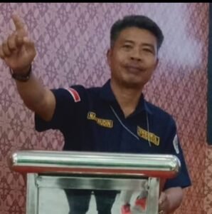 NAZARUDIN: SOSOK PEMIMPIN BERINTEGRITAS DAN PENGABDI MASYARAKAT ASAL BANYUASIN BANYUASIN – Nazarudin, sosok putra asli daerah yang lahir di Desa Petaling, Kecamatan Banyuasin III, Kabupaten Banyuasin, pada 10 Desember 1967, dikenal luas sebagai tokoh masyarakat yang berdedikasi tinggi, berintegritas, dan senantiasa hadir memberikan solusi nyata bagi warga. Sepanjang perjalanan hidupnya, beliau telah mengabdikan diri melalui berbagai peran, mulai dari pendidikan, organisasi, hingga pelayanan hukum demi kemajuan dan kesejahteraan masyarakat. Latar belakang pendidikan Nazarudin membentuk karakter dan wawasan luasnya. Beliau menamatkan pendidikan dasar di SD Negeri wilayah Banyuasin pada tahun 1980, melanjutkan ke jenjang SMP Negeri wilayah Banyuasin dan lulus pada tahun 1987, serta menyelesaikan pendidikan menengah atas di Madrasah Aliyah Negeri (MAN) Sekayu pada tahun 1990. Tekadnya untuk terus menimba ilmu tidak berhenti di situ; Nazarudin pun menempuh pendidikan tinggi di Universitas Terbuka jurusan Ilmu Hukum dan direncanakan diwisuda pada tahun 2026. Sejak lulus dari MAN pada tahun 1990, langkah awal pengabdian Nazarudin dimulai dari organisasi kepemudaan, yakni Karang Taruna. Di wadah ini, beliau aktif menggerakkan pemuda untuk terlibat dalam kegiatan sosial, keagamaan, kebudayaan, hingga program pemberdayaan ekonomi warga. Semangat organisasi juga ditunjukkannya melalui keaktifan beliau dalam Gerakan Pramuka, yang semakin mengasah jiwa kepemimpinan dan tanggung jawabnya. Selama puluhan tahun, nama Nazarudin menjadi rujukan warga ketika menghadapi permasalahan atau perselisihan. Beliau dikenal sebagai penengah yang bijaksana, selalu mengedepankan musyawarah dan keadilan untuk menemukan solusi terbaik yang dapat diterima semua pihak. Selain itu, dedikasinya di dunia pendidikan juga patut diapresiasi. Sejak tahun 1990-an, Nazarudin telah mengabdikan diri menjadi tenaga pendidik, mulai dari jenjang Sekolah Dasar hingga Sekolah Menengah. Bahkan, beliau pernah bertugas mengajar di Lembaga Pemasyarakatan (Lapas) Narkotika, berkontribusi dalam upaya pembinaan dan pemulihan narapidana agar kembali menjadi warga negara yang baik. Berbagai jabatan dan amanah telah diemban Nazarudin sebagai bukti kepercayaan masyarakat. Riwayat pengabdiannya meliputi: Anggota Badan Permusyawaratan Desa (BPD) Desa Petaling, Calon Legislatif DPRD Kabupaten Banyuasin tahun 2004, Calon Kepala Desa Petaling, serta Pengurus Lembaga Pemberdayaan Masyarakat (LPM) Desa Petaling. Di tingkat yang lebih luas, beliau pernah menjabat sebagai Ketua Lembaga Anti Narkotika Nasional Kabupaten Banyuasin, berfokus pada pencegahan peredaran narkoba di wilayah desa dan kecamatan. Dalam dunia pers, Nazarudin aktif sebagai Pengurus Persatuan Wartawan Indonesia (PWI) Kabupaten Banyuasin dengan jabatan Kepala Bidang Pembelaan Wartawan, berjuang menjamin keamanan dan hak-hak insan pers. Saat ini, Nazarudin menjabat sebagai Ketua Lembaga Investigasi Negara (LIN) Kabupaten Banyuasin, sebuah lembaga yang bergerak di bidang pengawasan, pengkajian, dan perlindungan hak-hak masyarakat. Selain itu, beliau juga dipercaya sebagai Koordinator Mitra Media di Polres Banyuasin, menjembatani hubungan yang harmonis antara kepolisian, media massa, dan masyarakat luas. Berbekal ilmu hukum yang dimilikinya, Nazarudin juga berperan aktif sebagai Paralegal atau Tenaga Bantuan Hukum, mendampingi warga yang membutuhkan, serta menerapkan prinsip Keadilan Restoratif dalam setiap penyelesaian masalah. Menjadi pemimpin yang bijak dan profesional di bidangnya adalah cita-cita dan prinsip hidup yang senantiasa dipegang teguh Nazarudin. Dengan rekam jejak panjang dan dedikasi yang tak terputus, beliau terus berkomitmen untuk menjadi pelayan masyarakat yang amanah, memperjuangkan kepentingan umum, dan membangun Banyuasin yang lebih baik, damai, dan sejahtera. Yang menjadi pedoman hidupnya tanamkan kepercayaan dengan orang lain ,dan teguh dengan prinsip kemanusiaan.dan selalu memperbanyak tanamkan silaturahmi dengan sesama,jangan ada sifat dengan siapapun.itu kontak kunci hidup nya
