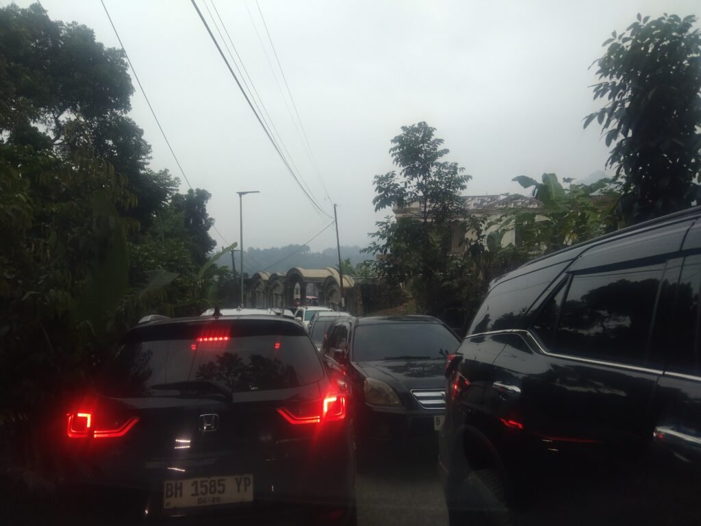 Parah !!! Jalur Wisata Alam Gunung Pancar Macet Total 