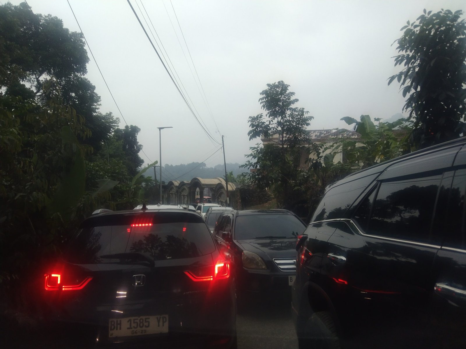 Parah !!! Jalur Wisata Alam Gunung Pancar Macet Total 