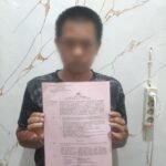 Curanmor Sadis di Banyuasin: Pelajar Gasak Motor Korban Usai Intai Rumah, 2 Hari Ditangkap Humas Polres Banyuasin Polda Sumsel Banyuasin – Aksi pencurian sepeda motor dengan modus merambah hingga ke teras rumah warga berhasil diungkap jajaran Polsek Pulau Rimau, Polres Banyuasin. Seorang pelajar berinisial J (22), warga Desa Sumber Mukti, Kecamatan Selat Penuguan, diringkus hanya dua hari setelah melancarkan aksinya di Desa Wonodadi, Sabtu (30/5) malam. Korban, HR (44), seorang petani warga Desa Wonodadi, melaporkan kehilangan sepeda motor Honda Beat warna Biru Hitam dengan nomor polisi BG 5496 JBF yang terparkir di teras rumahnya. Peristiwa nahas itu terjadi sekitar pukul 23.00 WIB saat korban lengah. Berdasarkan laporan polisi nomor LP/B/09/V/2026, kronologi bermula ketika pelaku, Jamalludin, dengan cekatan masuk ke area rumah korban. Ia tidak hanya mencuri kendaraan, namun sempat masuk ke dalam rumah untuk mengambil kunci kontak motor tersebut. “Pelaku mengambil kunci terlebih dahulu di dalam rumah, lalu keluar dan membawa kabur motor korban yang terparkir di teras,” ucap Kapolsek Pulau Rimau, AKP Yusri Meriansyah, SH., M.Si Akibat kejadian tersebut, korban mengalami kerugian ditaksir mencapai Rp10 juta. Pelaku tidak butuh waktu lama untuk menikmati hasil curiannya. Pada Selasa (2/6) sekitar pukul 14.20 WIB, Kapolsek menerima informasi dari Ka Pospol Selat Penuguan, Aiptu Badaruddin, bahwa terduga pelaku telah berhasil diamankan. “Begitu mendapat informasi, saya langsung memerintahkan Kanit Reskrim IPDA Jumhari Romadhon beserta tim untuk bergerak cepat ke Pospol guna mengamankan pelaku dan barang bukti,” jelas AKP Yusri. Tim Reskrim tiba di lokasi sekitar pukul 16.00 WIB. Dalam interogasi awal, pelaku Jamalludin yang berstatus pelajar/mahasiswa ini langsung mengakui perbuatannya. Ia mengaku termotivasi oleh faktor ekonomi untuk melakukan pencurian. Polisi berhasil menyita sejumlah barang bukti, di antaranya satu unit sepeda motor Honda Beat, BPKB serta STNK atas nama Sahria (bukan nama korban), serta satu buah kunci kontak. Tersangka Jamalludin dijerat dengan Pasal 477 Ayat (1) Huruf e KUHPidana berdasarkan Undang-Undang RI Nomor 1 Tahun 2023 tentang pencurian dengan pemberatan. Ancaman hukumannya cukup berat mengingat tindakan pelaku yang masuk ke dalam rumah korban (pencurian dengan kekerasan atau pemberatan). Saat ini, tersangka diamankan di polsek Pulau Rimau untuk menjalani pemeriksaan lebih lanjut. Pihak kepolisian juga akan melengkapi berkas perkara (mindik) serta berkoordinasi dengan Jaksa Penuntut Umum (JPU) guna proses hukum selanjutnya.
