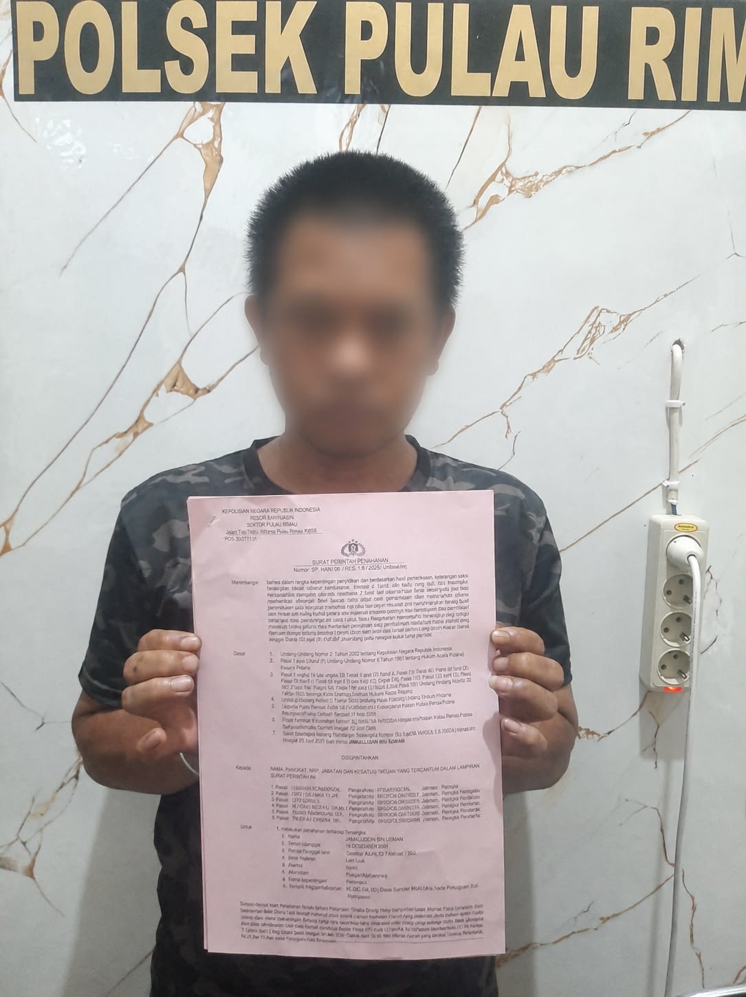 Curanmor Sadis di Banyuasin: Pelajar Gasak Motor Korban Usai Intai Rumah, 2 Hari Ditangkap   Humas Polres Banyuasin Polda Sumsel   Banyuasin – Aksi pencurian sepeda motor dengan modus merambah hingga ke teras rumah warga berhasil diungkap jajaran Polsek Pulau Rimau, Polres Banyuasin. Seorang pelajar berinisial J (22), warga Desa Sumber Mukti, Kecamatan Selat Penuguan, diringkus hanya dua hari setelah melancarkan aksinya di Desa Wonodadi, Sabtu (30/5) malam.  Korban, HR (44), seorang petani warga Desa Wonodadi, melaporkan kehilangan sepeda motor Honda Beat warna Biru Hitam dengan nomor polisi BG 5496 JBF yang terparkir di teras rumahnya. Peristiwa nahas itu terjadi sekitar pukul 23.00 WIB saat korban lengah.  Berdasarkan laporan polisi nomor LP/B/09/V/2026, kronologi bermula ketika pelaku, Jamalludin, dengan cekatan masuk ke area rumah korban. Ia tidak hanya mencuri kendaraan, namun sempat masuk ke dalam rumah untuk mengambil kunci kontak motor tersebut. “Pelaku mengambil kunci terlebih dahulu di dalam rumah, lalu keluar dan membawa kabur motor korban yang terparkir di teras,” ucap Kapolsek Pulau Rimau, AKP Yusri Meriansyah, SH., M.Si  Akibat kejadian tersebut, korban mengalami kerugian ditaksir mencapai Rp10 juta.  Pelaku tidak butuh waktu lama untuk menikmati hasil curiannya. Pada Selasa (2/6) sekitar pukul 14.20 WIB, Kapolsek menerima informasi dari Ka Pospol Selat Penuguan, Aiptu Badaruddin, bahwa terduga pelaku telah berhasil diamankan.  “Begitu mendapat informasi, saya langsung memerintahkan Kanit Reskrim IPDA Jumhari Romadhon beserta tim untuk bergerak cepat ke Pospol guna mengamankan pelaku dan barang bukti,” jelas AKP Yusri.  Tim Reskrim tiba di lokasi sekitar pukul 16.00 WIB. Dalam interogasi awal, pelaku Jamalludin yang berstatus pelajar/mahasiswa ini langsung mengakui perbuatannya. Ia mengaku termotivasi oleh faktor ekonomi untuk melakukan pencurian.   Polisi berhasil menyita sejumlah barang bukti, di antaranya satu unit sepeda motor Honda Beat, BPKB serta STNK atas nama Sahria (bukan nama korban), serta satu buah kunci kontak.  Tersangka Jamalludin dijerat dengan Pasal 477 Ayat (1) Huruf e KUHPidana berdasarkan Undang-Undang RI Nomor 1 Tahun 2023 tentang pencurian dengan pemberatan. Ancaman hukumannya cukup berat mengingat tindakan pelaku yang masuk ke dalam rumah korban (pencurian dengan kekerasan atau pemberatan).  Saat ini, tersangka diamankan di polsek Pulau Rimau untuk menjalani pemeriksaan lebih lanjut. Pihak kepolisian juga akan melengkapi berkas perkara (mindik) serta berkoordinasi dengan Jaksa Penuntut Umum (JPU) guna proses hukum selanjutnya.
