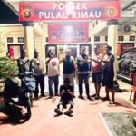 Curanmor Sadis di Banyuasin: Pelajar Gasak Motor Korban Usai Intai Rumah, 2 Hari Ditangkap   Humas Polres Banyuasin Polda Sumsel   Banyuasin – Aksi pencurian sepeda motor dengan modus merambah hingga ke teras rumah warga berhasil diungkap jajaran Polsek Pulau Rimau, Polres Banyuasin. Seorang pelajar berinisial J (22), warga Desa Sumber Mukti, Kecamatan Selat Penuguan, diringkus hanya dua hari setelah melancarkan aksinya di Desa Wonodadi, Sabtu (30/5) malam.  Korban, HR (44), seorang petani warga Desa Wonodadi, melaporkan kehilangan sepeda motor Honda Beat warna Biru Hitam dengan nomor polisi BG 5496 JBF yang terparkir di teras rumahnya. Peristiwa nahas itu terjadi sekitar pukul 23.00 WIB saat korban lengah.  Berdasarkan laporan polisi nomor LP/B/09/V/2026, kronologi bermula ketika pelaku, Jamalludin, dengan cekatan masuk ke area rumah korban. Ia tidak hanya mencuri kendaraan, namun sempat masuk ke dalam rumah untuk mengambil kunci kontak motor tersebut. “Pelaku mengambil kunci terlebih dahulu di dalam rumah, lalu keluar dan membawa kabur motor korban yang terparkir di teras,” ucap Kapolsek Pulau Rimau, AKP Yusri Meriansyah, SH., M.Si  Akibat kejadian tersebut, korban mengalami kerugian ditaksir mencapai Rp10 juta.  Pelaku tidak butuh waktu lama untuk menikmati hasil curiannya. Pada Selasa (2/6) sekitar pukul 14.20 WIB, Kapolsek menerima informasi dari Ka Pospol Selat Penuguan, Aiptu Badaruddin, bahwa terduga pelaku telah berhasil diamankan.  “Begitu mendapat informasi, saya langsung memerintahkan Kanit Reskrim IPDA Jumhari Romadhon beserta tim untuk bergerak cepat ke Pospol guna mengamankan pelaku dan barang bukti,” jelas AKP Yusri.  Tim Reskrim tiba di lokasi sekitar pukul 16.00 WIB. Dalam interogasi awal, pelaku Jamalludin yang berstatus pelajar/mahasiswa ini langsung mengakui perbuatannya. Ia mengaku termotivasi oleh faktor ekonomi untuk melakukan pencurian.   Polisi berhasil menyita sejumlah barang bukti, di antaranya satu unit sepeda motor Honda Beat, BPKB serta STNK atas nama Sahria (bukan nama korban), serta satu buah kunci kontak.  Tersangka Jamalludin dijerat dengan Pasal 477 Ayat (1) Huruf e KUHPidana berdasarkan Undang-Undang RI Nomor 1 Tahun 2023 tentang pencurian dengan pemberatan. Ancaman hukumannya cukup berat mengingat tindakan pelaku yang masuk ke dalam rumah korban (pencurian dengan kekerasan atau pemberatan).  Saat ini, tersangka diamankan di polsek Pulau Rimau untuk menjalani pemeriksaan lebih lanjut. Pihak kepolisian juga akan melengkapi berkas perkara (mindik) serta berkoordinasi dengan Jaksa Penuntut Umum (JPU) guna proses hukum selanjutnya.