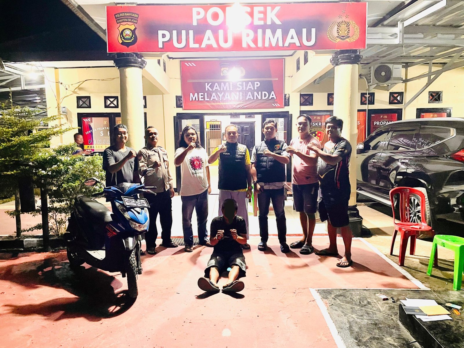 Curanmor Sadis di Banyuasin: Pelajar Gasak Motor Korban Usai Intai Rumah, 2 Hari Ditangkap   Humas Polres Banyuasin Polda Sumsel   Banyuasin – Aksi pencurian sepeda motor dengan modus merambah hingga ke teras rumah warga berhasil diungkap jajaran Polsek Pulau Rimau, Polres Banyuasin. Seorang pelajar berinisial J (22), warga Desa Sumber Mukti, Kecamatan Selat Penuguan, diringkus hanya dua hari setelah melancarkan aksinya di Desa Wonodadi, Sabtu (30/5) malam.  Korban, HR (44), seorang petani warga Desa Wonodadi, melaporkan kehilangan sepeda motor Honda Beat warna Biru Hitam dengan nomor polisi BG 5496 JBF yang terparkir di teras rumahnya. Peristiwa nahas itu terjadi sekitar pukul 23.00 WIB saat korban lengah.  Berdasarkan laporan polisi nomor LP/B/09/V/2026, kronologi bermula ketika pelaku, Jamalludin, dengan cekatan masuk ke area rumah korban. Ia tidak hanya mencuri kendaraan, namun sempat masuk ke dalam rumah untuk mengambil kunci kontak motor tersebut. “Pelaku mengambil kunci terlebih dahulu di dalam rumah, lalu keluar dan membawa kabur motor korban yang terparkir di teras,” ucap Kapolsek Pulau Rimau, AKP Yusri Meriansyah, SH., M.Si  Akibat kejadian tersebut, korban mengalami kerugian ditaksir mencapai Rp10 juta.  Pelaku tidak butuh waktu lama untuk menikmati hasil curiannya. Pada Selasa (2/6) sekitar pukul 14.20 WIB, Kapolsek menerima informasi dari Ka Pospol Selat Penuguan, Aiptu Badaruddin, bahwa terduga pelaku telah berhasil diamankan.  “Begitu mendapat informasi, saya langsung memerintahkan Kanit Reskrim IPDA Jumhari Romadhon beserta tim untuk bergerak cepat ke Pospol guna mengamankan pelaku dan barang bukti,” jelas AKP Yusri.  Tim Reskrim tiba di lokasi sekitar pukul 16.00 WIB. Dalam interogasi awal, pelaku Jamalludin yang berstatus pelajar/mahasiswa ini langsung mengakui perbuatannya. Ia mengaku termotivasi oleh faktor ekonomi untuk melakukan pencurian.   Polisi berhasil menyita sejumlah barang bukti, di antaranya satu unit sepeda motor Honda Beat, BPKB serta STNK atas nama Sahria (bukan nama korban), serta satu buah kunci kontak.  Tersangka Jamalludin dijerat dengan Pasal 477 Ayat (1) Huruf e KUHPidana berdasarkan Undang-Undang RI Nomor 1 Tahun 2023 tentang pencurian dengan pemberatan. Ancaman hukumannya cukup berat mengingat tindakan pelaku yang masuk ke dalam rumah korban (pencurian dengan kekerasan atau pemberatan).  Saat ini, tersangka diamankan di polsek Pulau Rimau untuk menjalani pemeriksaan lebih lanjut. Pihak kepolisian juga akan melengkapi berkas perkara (mindik) serta berkoordinasi dengan Jaksa Penuntut Umum (JPU) guna proses hukum selanjutnya.