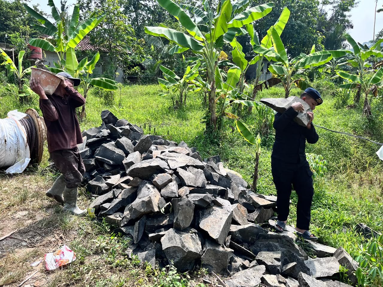 Dukung Mobilitas Warga, Satbrimob Polda Banten Revitalisasi Jembatan di Bayah