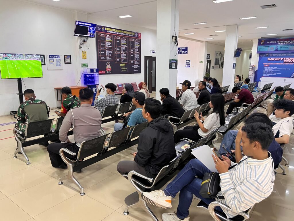 Ciptakan Suasana Nyaman, Satlantas Hadirkan Nobar Piala Dunia dan Pemohon SIM Bikin Antrean SIM Makin Ceria