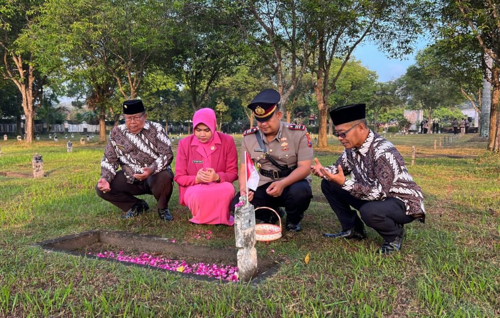 Peringati Hari Bhayangkara ke-80, Polres Lumajang Gelar Ziarah dan Tabur Bunga di TMP Kusuma Bangsa