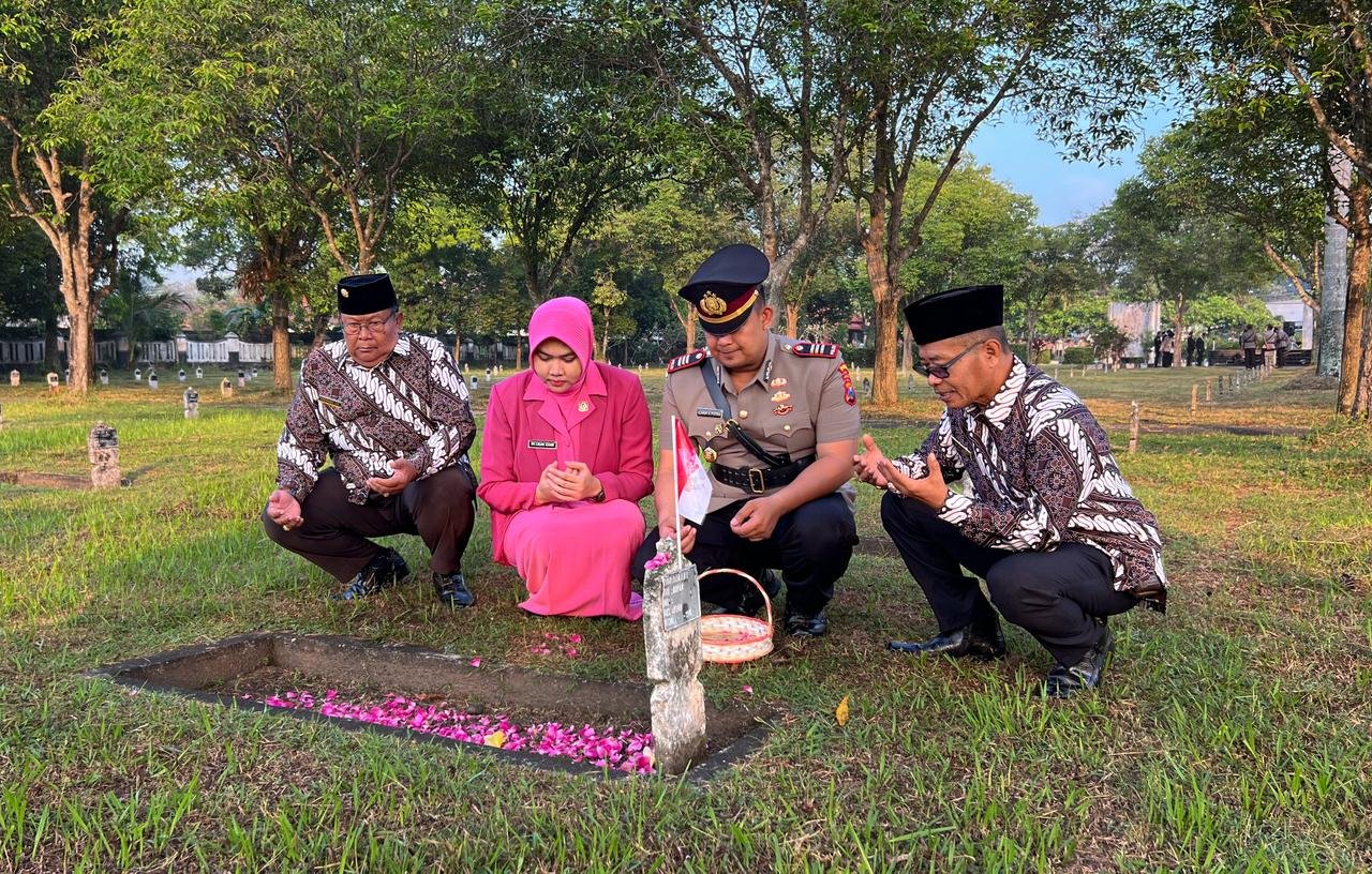 Peringati Hari Bhayangkara ke-80, Polres Lumajang Gelar Ziarah dan Tabur Bunga di TMP Kusuma Bangsa