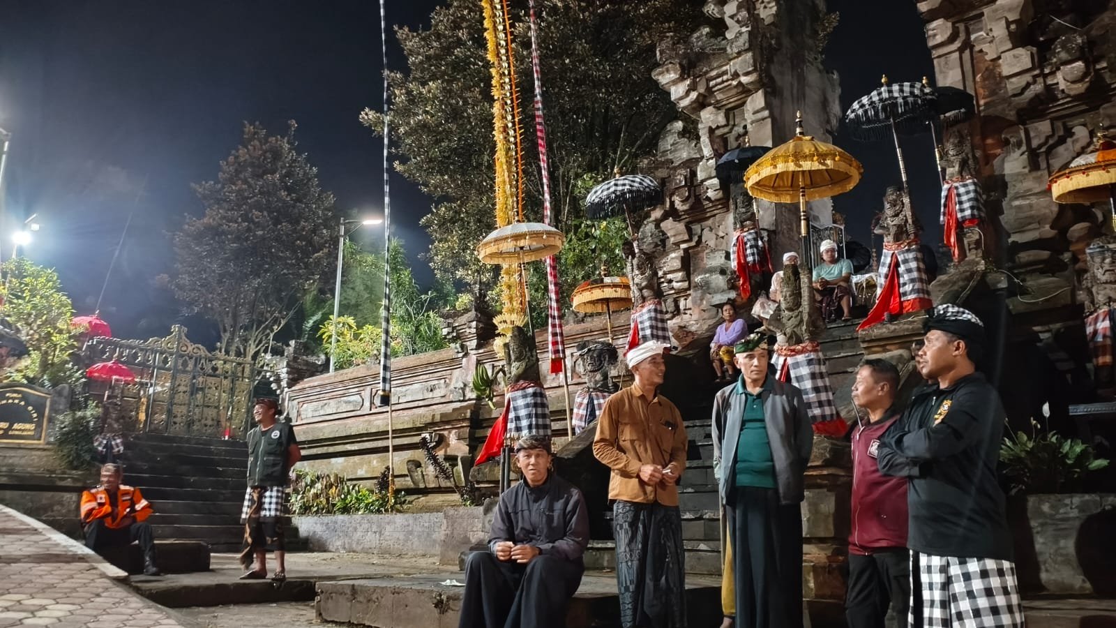 Polres Lumajang Amankan Penyambutan Air Suci di Pura Mandara Giri Semeru Agung, Ibadah Umat Hindu Berlangsung Khidmat