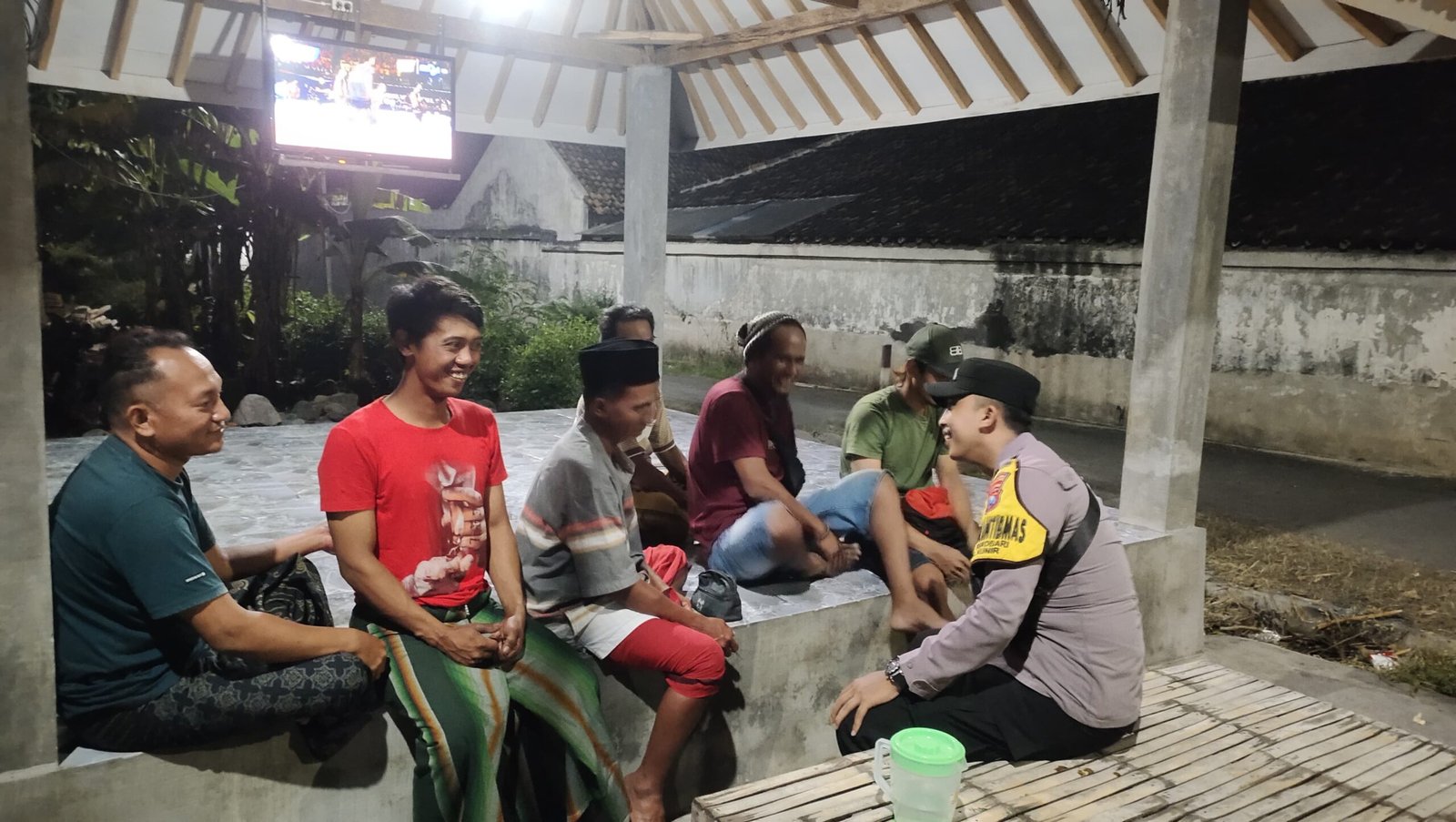 Patroli Sambang Poskamling, Polsek Kunir Dorong Warga Aktif Jaga Keamanan Lingkungan
