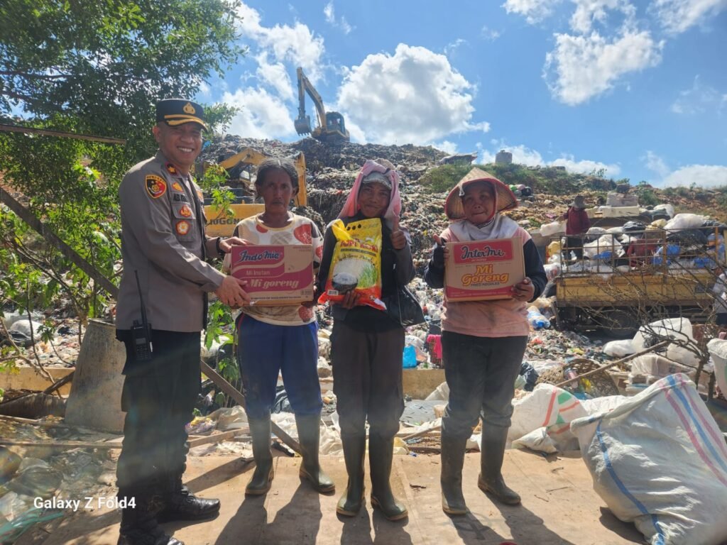 Sambut Hari Bhayangkara ke-80, Polsek Sukarami dan Bhayangkari Salurkan 50 Paket Sembako untuk Warga Kampung Pemulung