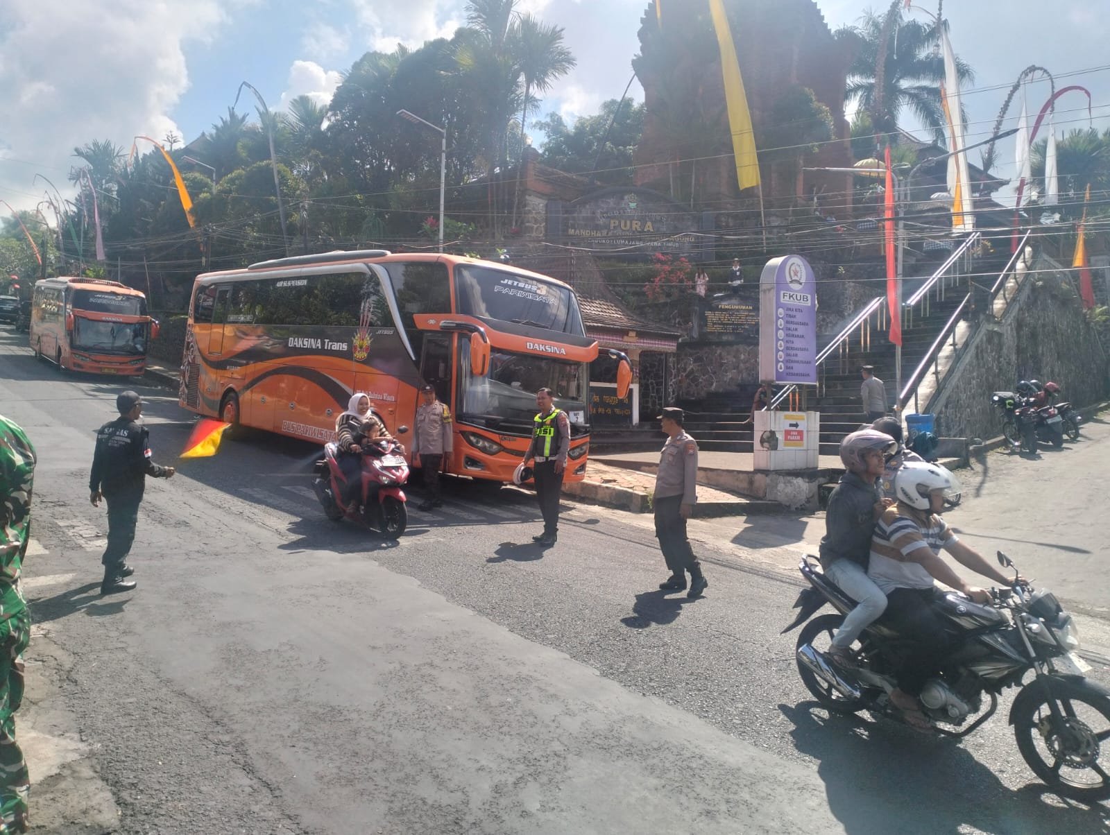 Personel Gabungan Amankan Piodalan di Pura Mandara Giri Semeru Agung, Ribuan Umat Hindu Beribadah dengan Khidmat