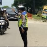 Satlantas Polres Banyuasin Intensifkan Strong Point Sore dan Patroli Hunting, Arus Lalu Lintas Terpantau Lancar  Humas Polres Banyuasin Polda Sumsel  Banyuasin – Dalam rangka menciptakan keamanan, keselamatan, ketertiban, dan kelancaran lalu lintas (Kamseltibcarlantas), Satuan Lalu Lintas (Satlantas) Polres Banyuasin melaksanakan kegiatan Strong Point Sore dan Patroli Hunting di sejumlah titik rawan kepadatan arus lalu lintas di wilayah Kabupaten Banyuasin.  Kegiatan tersebut dilaksanakan pada Sabtu (11/7/2026) mulai pukul 15.30 WIB dengan melibatkan personel Satlantas Polres Banyuasin.  Adapun lokasi pelaksanaan Strong Point Sore meliputi Simpang OPI Mall, Simpang Y Talang Kelapa, Simpang SPBU Sukajadi, Simpang Sungai Rengit, dan Simpang Gerbang Tol Musi Landas.  Dalam pelaksanaannya, personel Satlantas melakukan pengaturan arus lalu lintas sekaligus patroli hunting untuk mengantisipasi terjadinya kepadatan kendaraan maupun kecelakaan lalu lintas. Berdasarkan hasil pemantauan di lapangan, arus lalu lintas di seluruh titik terpantau ramai namun tetap lancar, serta tidak ditemukan adanya kemacetan maupun gangguan yang berpotensi menghambat kelancaran lalu lintas.  Kapolres Banyuasin AKBP Risnan Aldino, S.I.K., M.Si., melalui Kasi Humas Polres Banyuasin IPTU Abu Bakar, S.H., mengatakan bahwa kegiatan Strong Point dan patroli rutin merupakan bentuk pelayanan Polri kepada masyarakat dalam memberikan rasa aman dan nyaman bagi para pengguna jalan.  “Kegiatan Strong Point Sore dan patroli hunting dilaksanakan sebagai upaya preventif untuk mengantisipasi kepadatan arus lalu lintas maupun kecelakaan. Kehadiran personel di lapangan diharapkan mampu memberikan rasa aman kepada masyarakat sekaligus mewujudkan kelancaran arus lalu lintas di wilayah Kabupaten Banyuasin,” ujar IPTU Abu Bakar.  Ia menambahkan, Polres Banyuasin akan terus meningkatkan pelayanan di bidang lalu lintas melalui pengaturan, patroli, dan edukasi kepada masyarakat agar budaya tertib berlalu lintas semakin meningkat serta mampu menekan angka pelanggaran maupun kecelakaan lalu lintas.  Selama pelaksanaan kegiatan berlangsung, situasi arus lalu lintas di wilayah hukum Polres Banyuasin terpantau aman, tertib, dan lancar. Polres Banyuasin mengimbau seluruh pengguna jalan untuk selalu mematuhi peraturan lalu lintas, mengutamakan keselamatan dalam berkendara, serta bersama-sama menciptakan Kamseltibcarlantas yang aman dan kondusif.