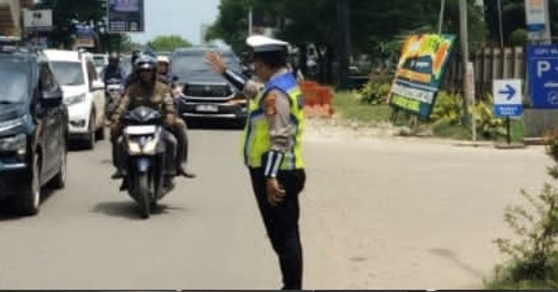 Satlantas Polres Banyuasin Intensifkan Strong Point Sore dan Patroli Hunting, Arus Lalu Lintas Terpantau Lancar Humas Polres Banyuasin Polda Sumsel Banyuasin – Dalam rangka menciptakan keamanan, keselamatan, ketertiban, dan kelancaran lalu lintas (Kamseltibcarlantas), Satuan Lalu Lintas (Satlantas) Polres Banyuasin melaksanakan kegiatan Strong Point Sore dan Patroli Hunting di sejumlah titik rawan kepadatan arus lalu lintas di wilayah Kabupaten Banyuasin. Kegiatan tersebut dilaksanakan pada Sabtu (11/7/2026) mulai pukul 15.30 WIB dengan melibatkan personel Satlantas Polres Banyuasin. Adapun lokasi pelaksanaan Strong Point Sore meliputi Simpang OPI Mall, Simpang Y Talang Kelapa, Simpang SPBU Sukajadi, Simpang Sungai Rengit, dan Simpang Gerbang Tol Musi Landas. Dalam pelaksanaannya, personel Satlantas melakukan pengaturan arus lalu lintas sekaligus patroli hunting untuk mengantisipasi terjadinya kepadatan kendaraan maupun kecelakaan lalu lintas. Berdasarkan hasil pemantauan di lapangan, arus lalu lintas di seluruh titik terpantau ramai namun tetap lancar, serta tidak ditemukan adanya kemacetan maupun gangguan yang berpotensi menghambat kelancaran lalu lintas. Kapolres Banyuasin AKBP Risnan Aldino, S.I.K., M.Si., melalui Kasi Humas Polres Banyuasin IPTU Abu Bakar, S.H., mengatakan bahwa kegiatan Strong Point dan patroli rutin merupakan bentuk pelayanan Polri kepada masyarakat dalam memberikan rasa aman dan nyaman bagi para pengguna jalan. “Kegiatan Strong Point Sore dan patroli hunting dilaksanakan sebagai upaya preventif untuk mengantisipasi kepadatan arus lalu lintas maupun kecelakaan. Kehadiran personel di lapangan diharapkan mampu memberikan rasa aman kepada masyarakat sekaligus mewujudkan kelancaran arus lalu lintas di wilayah Kabupaten Banyuasin,” ujar IPTU Abu Bakar. Ia menambahkan, Polres Banyuasin akan terus meningkatkan pelayanan di bidang lalu lintas melalui pengaturan, patroli, dan edukasi kepada masyarakat agar budaya tertib berlalu lintas semakin meningkat serta mampu menekan angka pelanggaran maupun kecelakaan lalu lintas. Selama pelaksanaan kegiatan berlangsung, situasi arus lalu lintas di wilayah hukum Polres Banyuasin terpantau aman, tertib, dan lancar. Polres Banyuasin mengimbau seluruh pengguna jalan untuk selalu mematuhi peraturan lalu lintas, mengutamakan keselamatan dalam berkendara, serta bersama-sama menciptakan Kamseltibcarlantas yang aman dan kondusif.