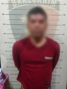 POLSEK TALANG KELAPA UNGKAP KASUS CURAS, PELAKU DITANGKAP BESERTA DUA SEPEDA MOTOR

_*Humas Polres Banyuasin Polda Sumsel*_

*Banyuasin* – Jajaran Polsek Talang Kelapa Polres Banyuasin berhasil mengungkap kasus tindak pidana pencurian dengan kekerasan (curas) yang terjadi di Jalan JP Nusantara, Kelurahan Tanah Mas, Kecamatan Talang Kelapa, Kabupaten Banyuasin. Seorang pelaku berhasil diamankan setelah dilakukan serangkaian penyelidikan oleh Unit Reskrim Polsek Talang Kelapa.

Peristiwa tersebut terjadi pada Minggu (28/6/2026) sekitar pukul 11.30 WIB. Saat itu korban bersama anak perempuannya melintas di Jalan JP Nusantara menggunakan sepeda motor. Di tengah perjalanan, korban dipepet oleh dua orang pelaku yang juga mengendarai sepeda motor. Salah seorang pelaku kemudian mengancam korban menggunakan sebilah pisau sehingga korban bersama anaknya terjatuh. Pelaku selanjutnya membawa kabur tas selempang milik korban yang berisi perhiasan emas, kartu ATM, kartu identitas, dan STNK. Akibat kejadian tersebut, korban mengalami kerugian yang ditaksir mencapai Rp105 juta.

Setelah menerima laporan, Unit Reskrim Polsek Talang Kelapa melakukan penyelidikan hingga berhasil mengidentifikasi salah satu pelaku. Berdasarkan informasi yang diperoleh di lapangan, pada Kamis (16/7/2026) sekitar pukul 19.00 WIB petugas berhasil mengamankan pelaku berinisial R.I. (31) di wilayah Kecamatan Gandus, Kota Palembang.

Kapolres Banyuasin AKBP Risnan Aldino, S.I.K., M.Si., melalui Kasi Humas Polres Banyuasin IPTU Abu Bakar, S.H., menyampaikan apresiasi atas keberhasilan personel Polsek Talang Kelapa dalam mengungkap kasus tersebut.

“Keberhasilan ini merupakan wujud komitmen Polres Banyuasin dalam memberikan rasa aman kepada masyarakat serta menindak tegas setiap pelaku tindak pidana. Kami juga mengimbau masyarakat agar selalu meningkatkan kewaspadaan dan segera melaporkan apabila mengetahui atau mengalami tindak kejahatan,” ujar IPTU Abu Bakar.

Dari tangan pelaku, polisi turut mengamankan barang bukti berupa satu unit sepeda motor Honda Beat warna hitam dan satu unit sepeda motor Suzuki FU warna pink yang diduga digunakan dalam aksi kejahatan tersebut.

Saat ini pelaku telah diamankan di Polsek Talang Kelapa untuk menjalani proses penyidikan lebih lanjut. Polisi juga masih melakukan pengembangan guna mengungkap kemungkinan adanya pelaku lain yang terlibat dalam tindak pidana pencurian dengan kekerasan tersebut.