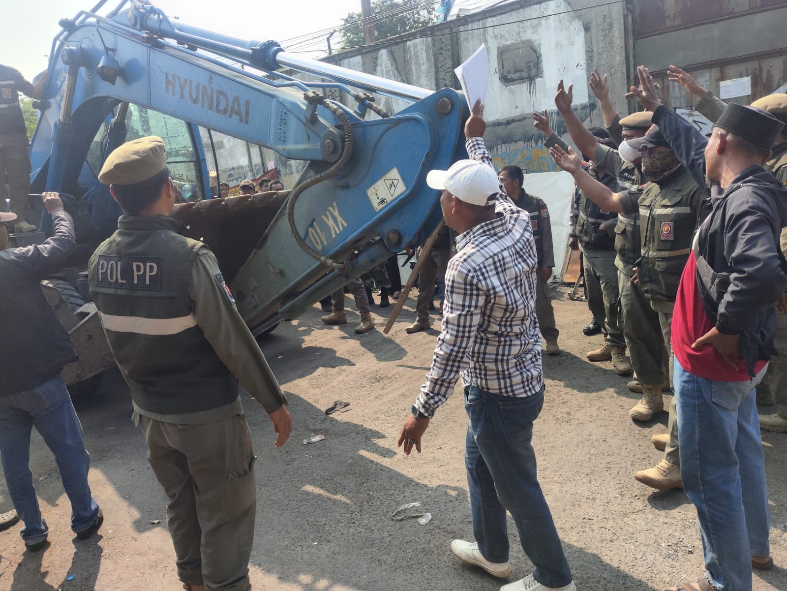 Tragedi Kemanusiaan di Tanggul Timur: Di Tengah Perjuangan Hak Ganti Rugi Selama 45 Tahun, Gubuk Ahli Waris Dibongkar Pemerintah