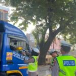 Satlantas Polres Banyuasin Tebar Kepedulian, Pengemudi Truk Terima Bantuan Sosial di Jalur Lintas Timur