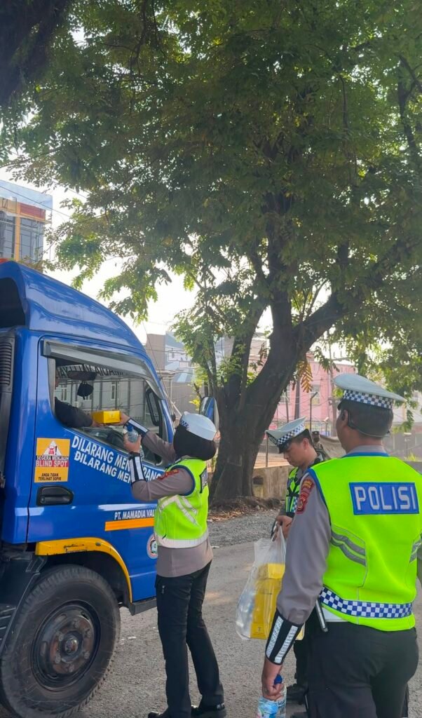 Satlantas Polres Banyuasin Tebar Kepedulian, Pengemudi Truk Terima Bantuan Sosial di Jalur Lintas Timur