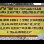 ‎JEMBATAN GANTUNG SEMENTARA JADI KELUHAN: STRUKTUR TERBATAS HANYA MUAT 10 ORANG, ANAK SEKOLAH TERPAKSA ANTRI PANJANG   ‎