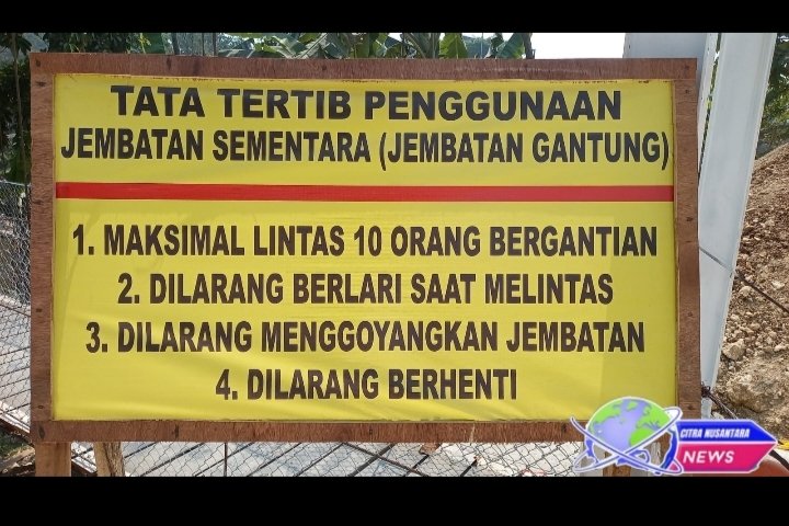 ‎JEMBATAN GANTUNG SEMENTARA JADI KELUHAN: STRUKTUR TERBATAS HANYA MUAT 10 ORANG, ANAK SEKOLAH TERPAKSA ANTRI PANJANG   ‎