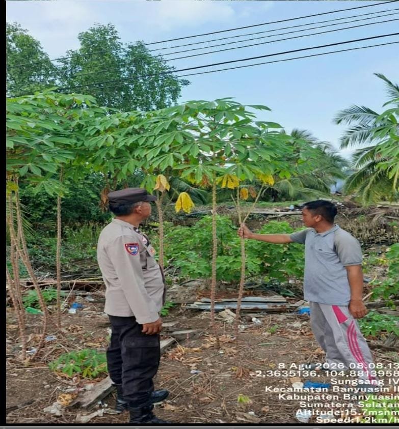 Bhabinkamtibmas Polsek Banyuasin II Ajak Warga Marga Sungsang Manfaatkan Pekarangan untuk Ketahanan Pangan