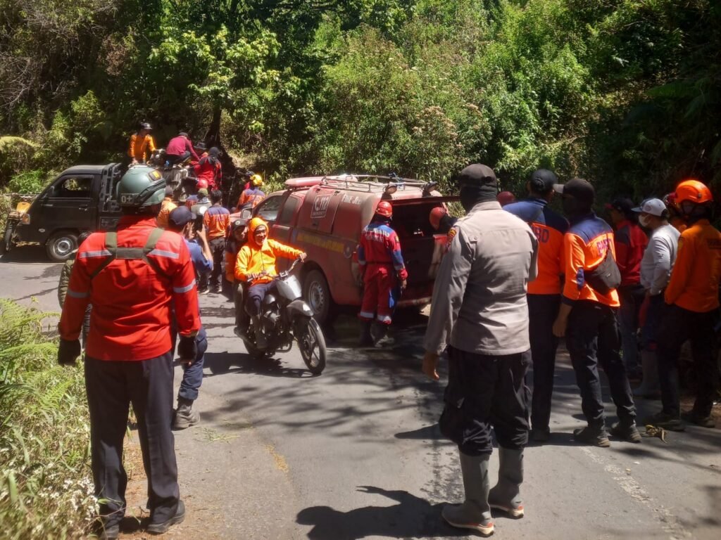 Polres Lumajang Bersama Tim Gabungan Padamkan Karhutla di Ranupani hingga Petang