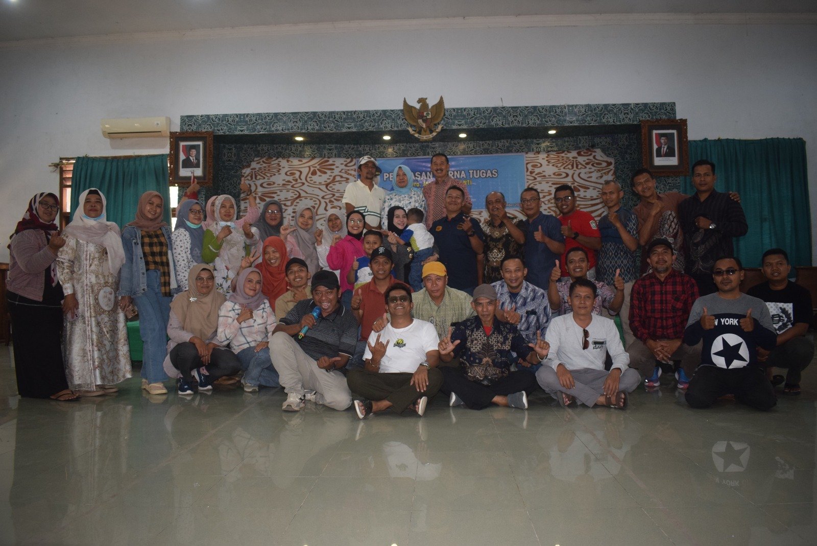 Mengharukan..! Purna Tugas Camat Randuagung Dra. Mawi Mujayanti, Diantar Salaman Satu Persatu Staf dan Forkopimcam
