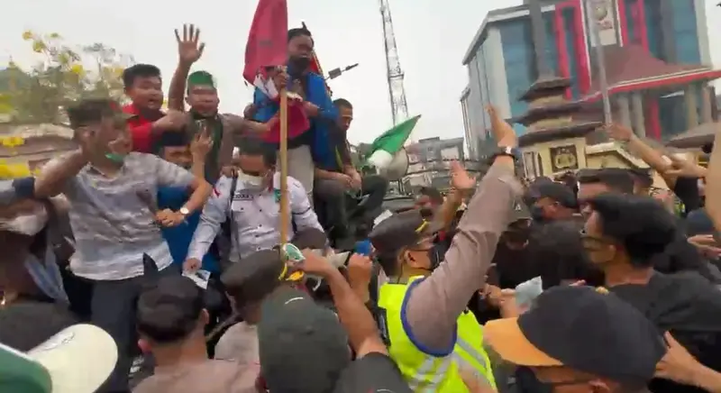 ENAM ORANG DILAPORKAN TERLUKA DALAM KERICUHAN AKSI CIPAYUNG PLUS DI MAPOLDA SUMSEL